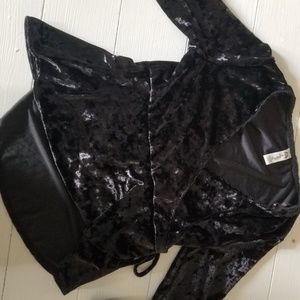 Black mid sleeve crop top